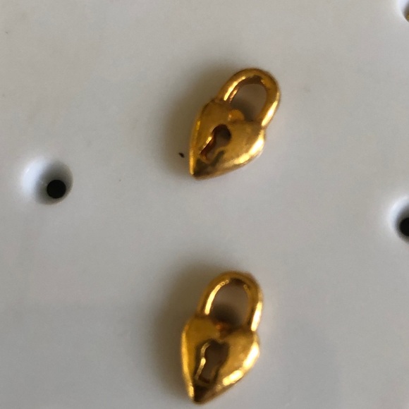 Heart shaped gold tone tone pierced earrings - Picture 1 of 4